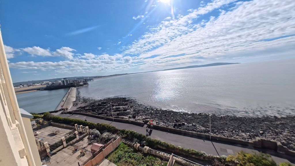 3 bed flat to rentClaremont Crescent, Weston-Super-Mare BS23