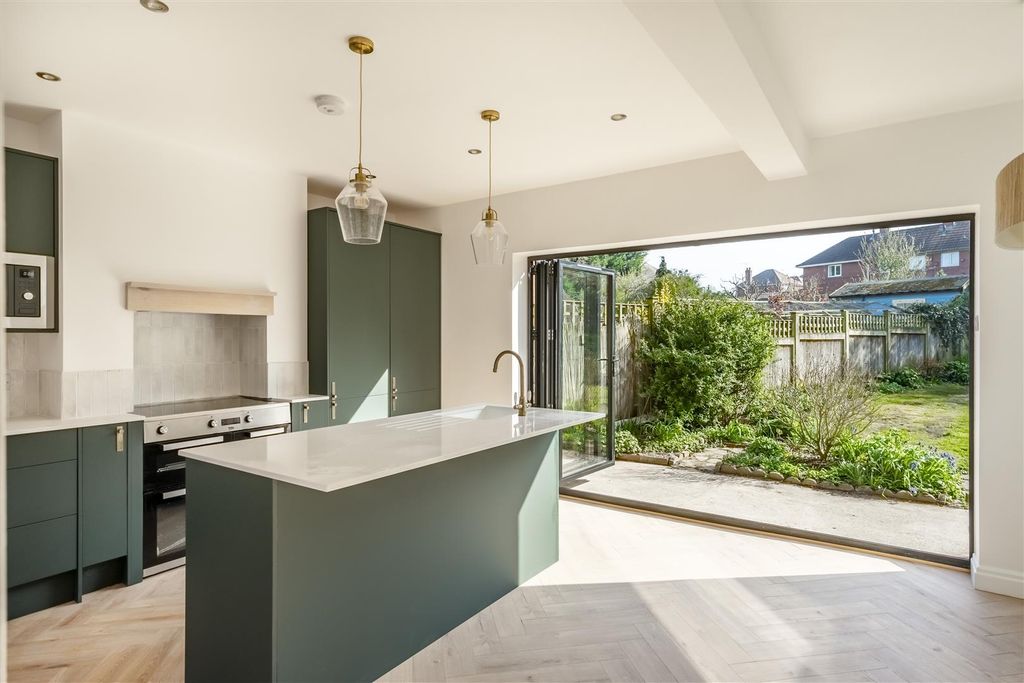 3 bed semi-detached house to rentDevon Place, York YO10 photo 4