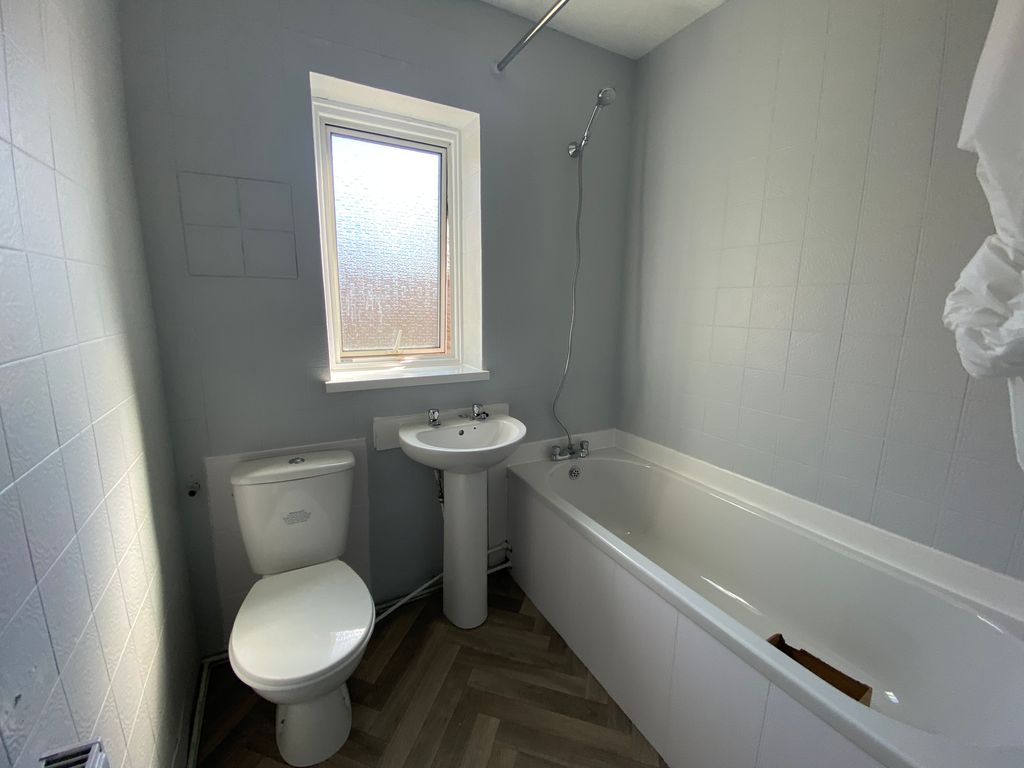 2 bed bungalow to rentClyfton Crescent, Immingham DN40 photo 4