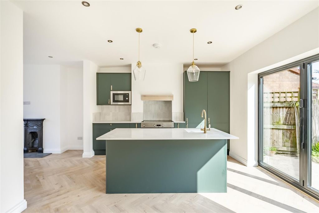 3 bed semi-detached house to rentDevon Place, York YO10 photo 3