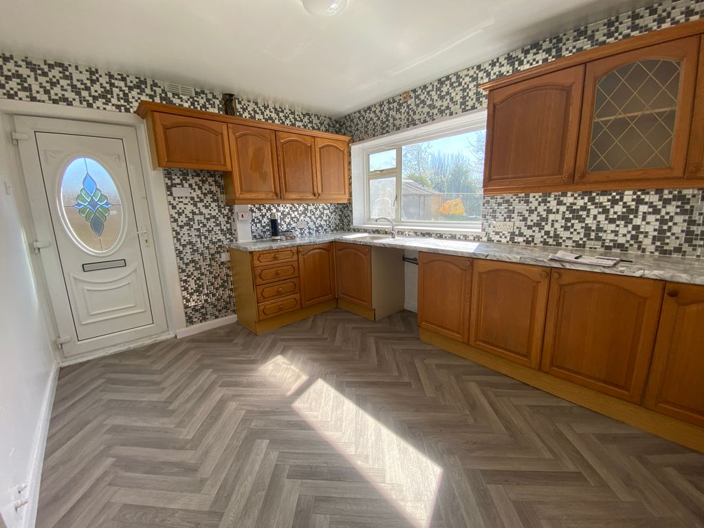 2 bed bungalow to rentClyfton Crescent, Immingham DN40 photo 5