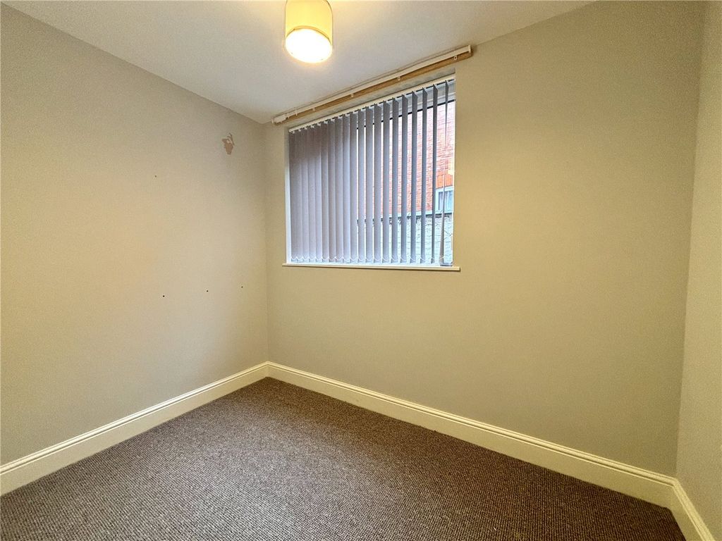2 bed flat to rentCedar Road, Northampton, Northamptonshire NN1 photo 5