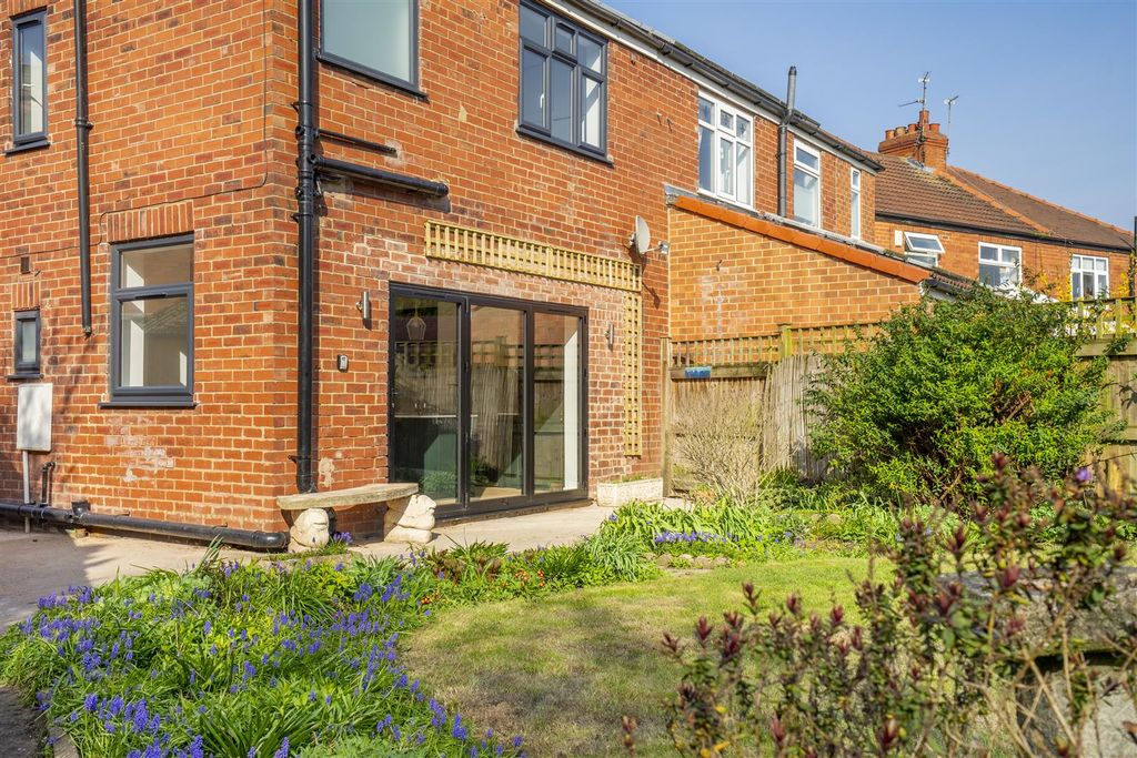 3 bed semi-detached house to rentDevon Place, York YO10 photo 5