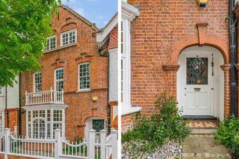 Queen Annes Grove, London W4