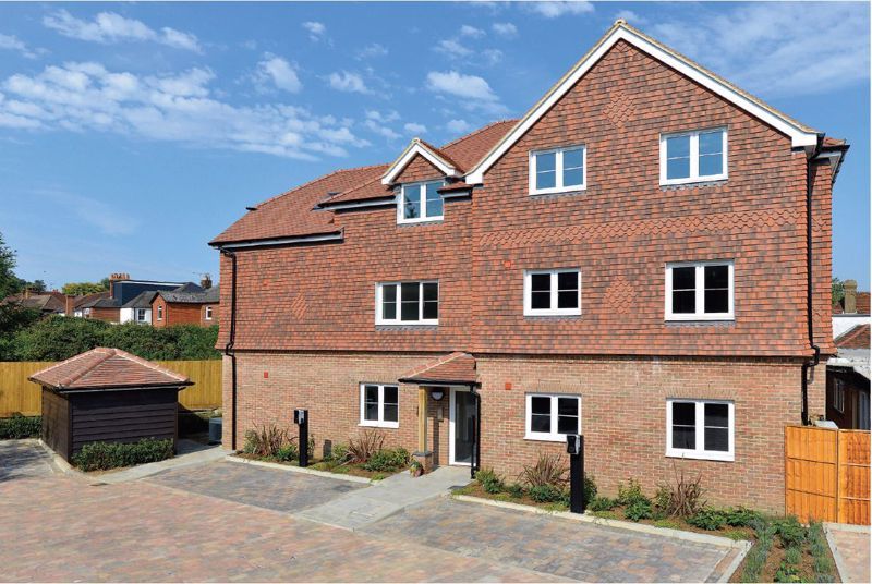 2 bed flat to rentOwen Road, Godalming GU7