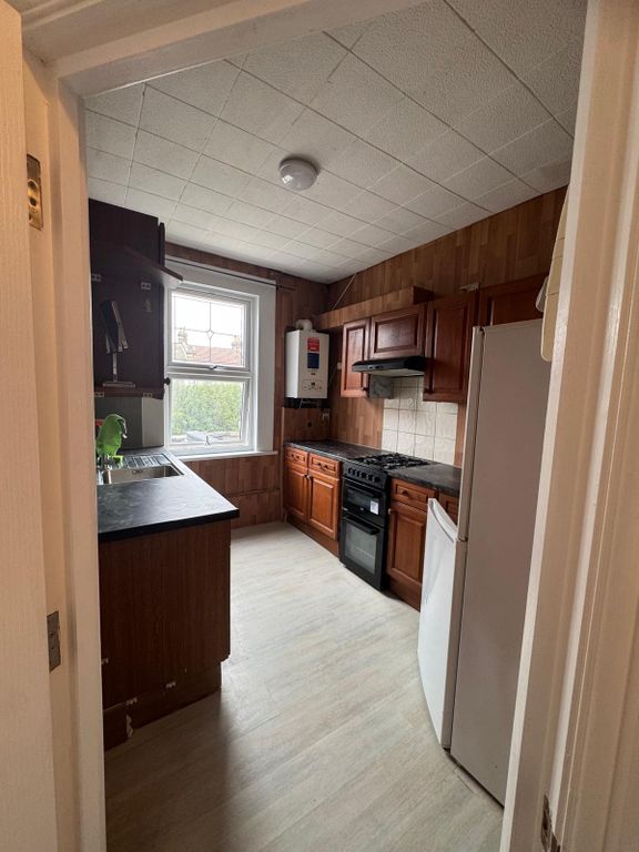 2 bed flat to rentCastleton Road IG3 photo 3
