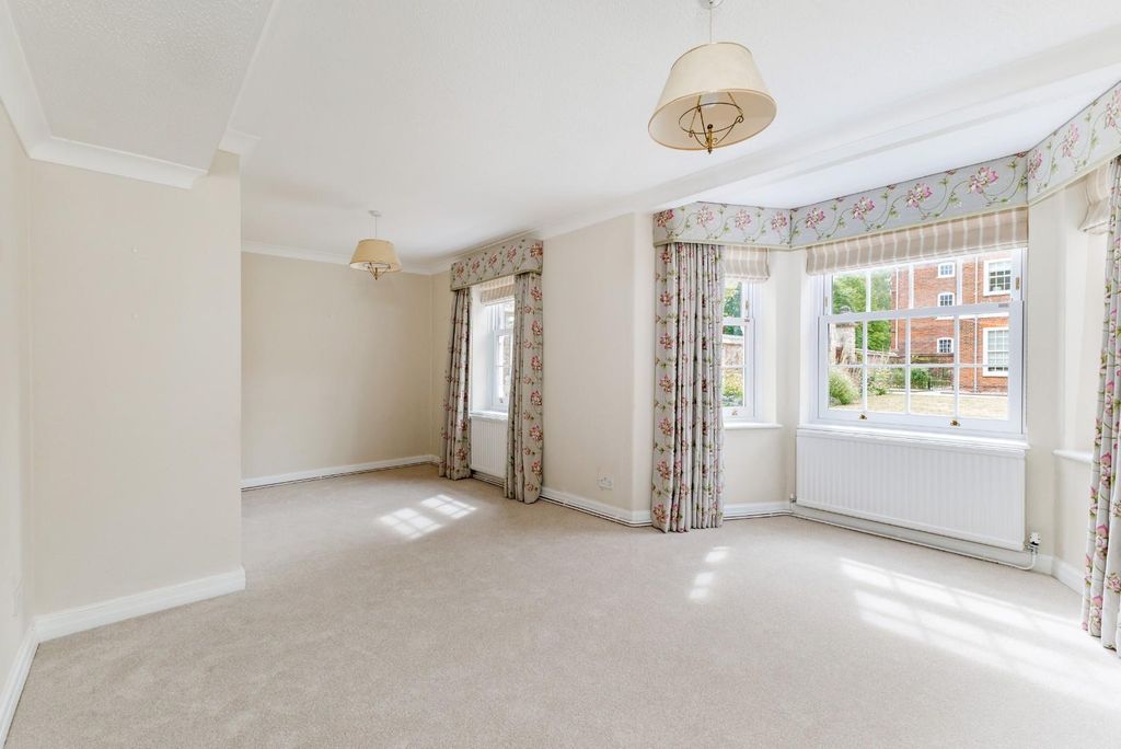 Additional image 2 of 1 bed flat for saleThe Close, Salisbury SP1