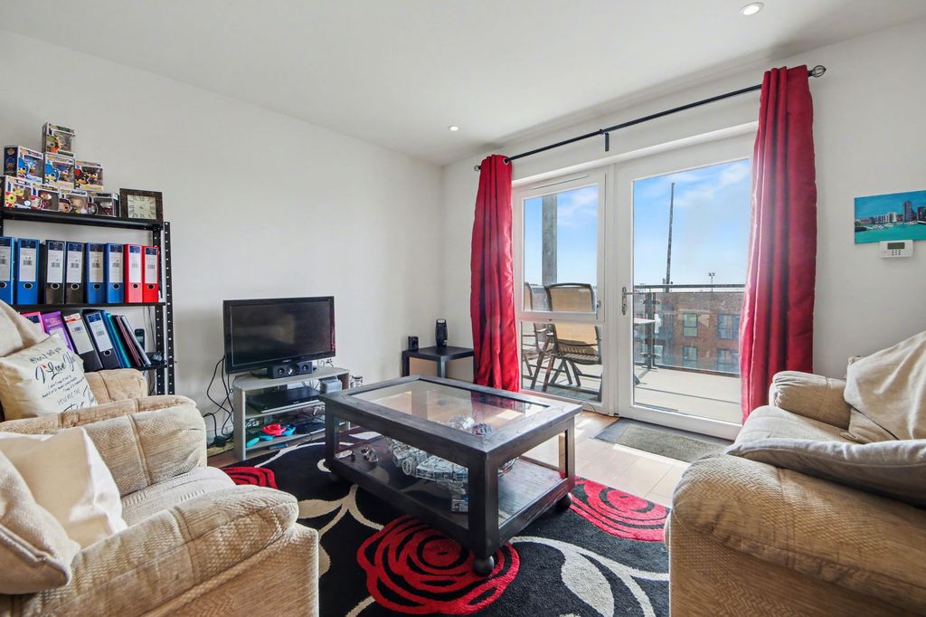 2 bed flat for saleJohn Thornycroft Road, Centenary Quay SO19 photo 2
