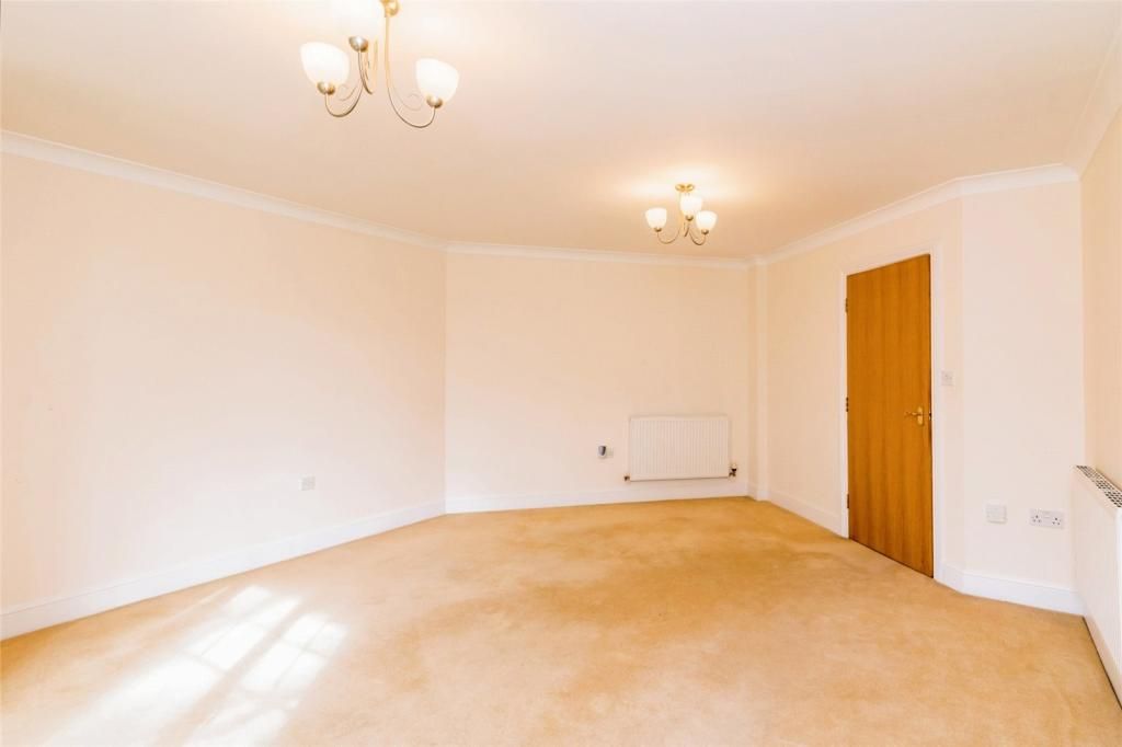 2 bed flat to rentHarrington Walk, Lichfield WS13 photo 3