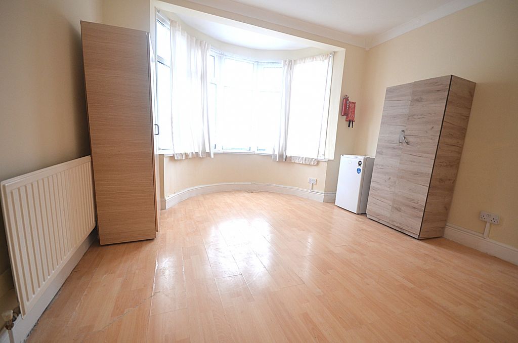 7 bed shared accommodation to rentLoxford Lane, Ilford IG1 photo 2