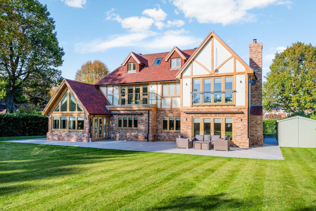 5 bed detached house to rentHillcrest, Dormans Park RH19