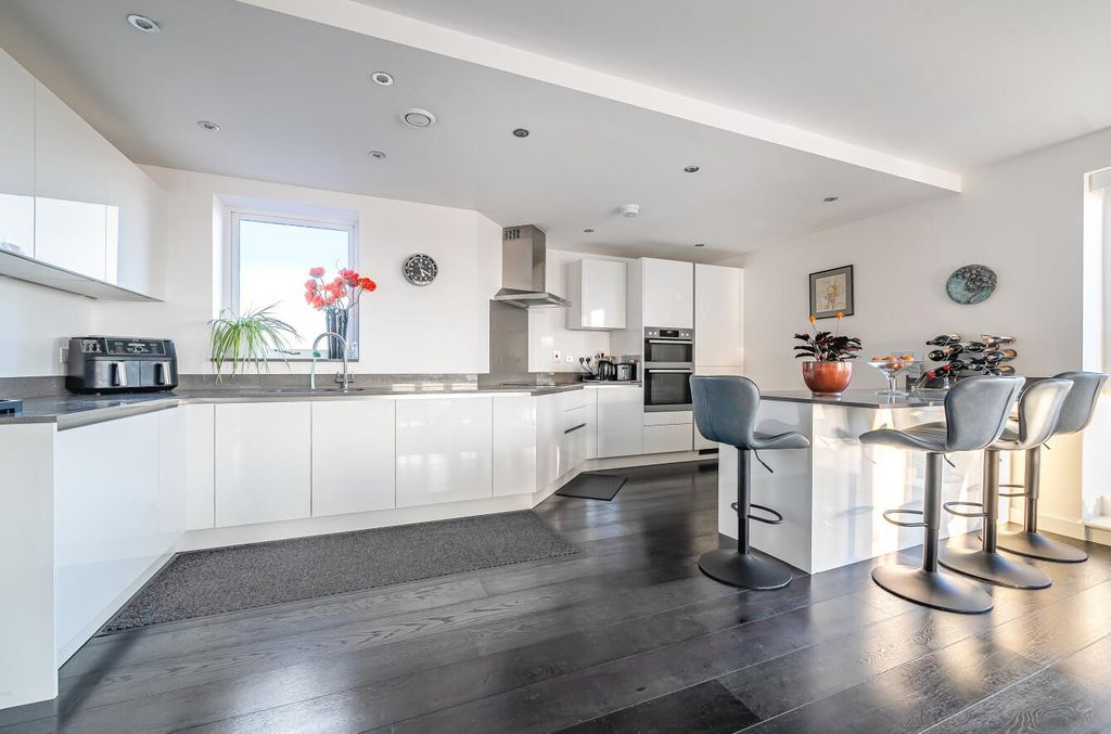 Additional image 3 of 2 bed flat for saleHenry Darlot Drive, London NW7
