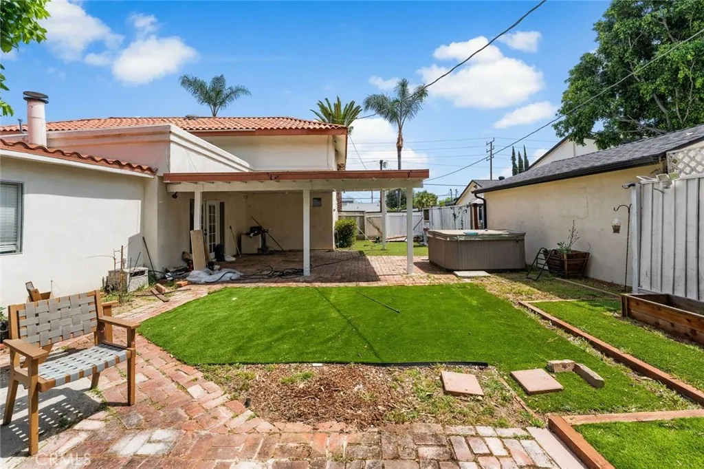 7431 Vanalden Ave, Reseda, CA 91335