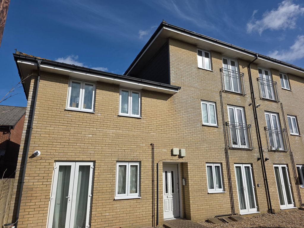 2 bed flat to rentCross Street, Newport PO30