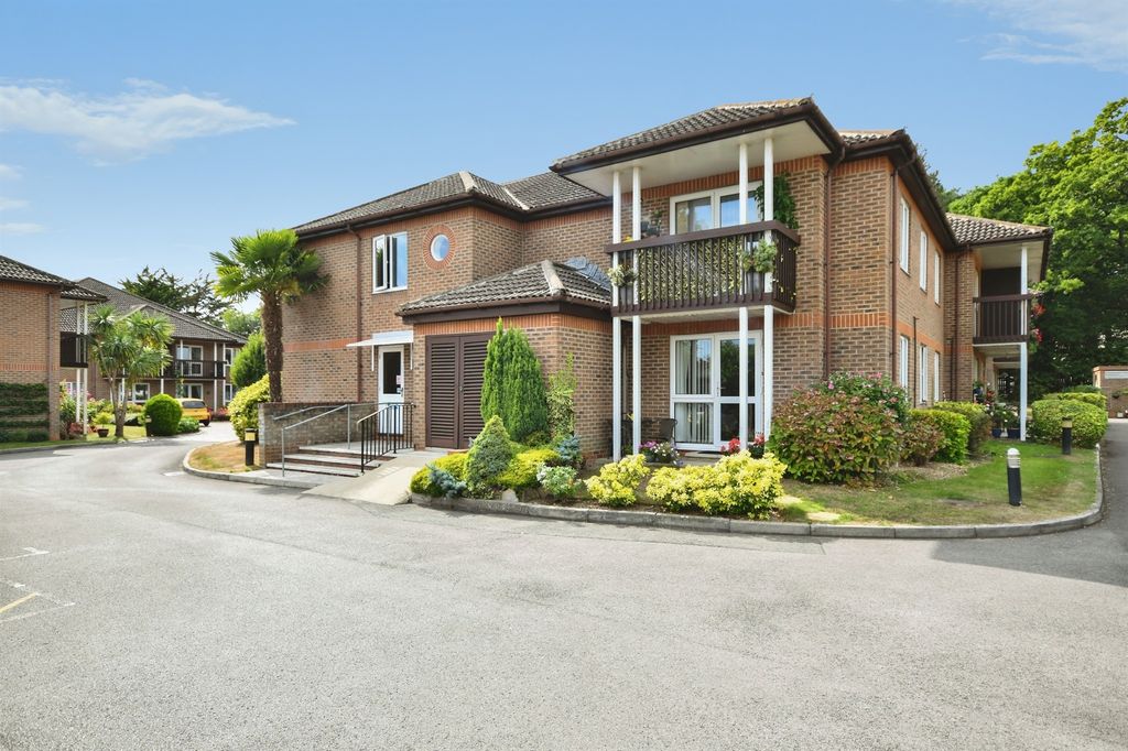 2 bed flat for saleFernlea Avenue, Ferndown BH22