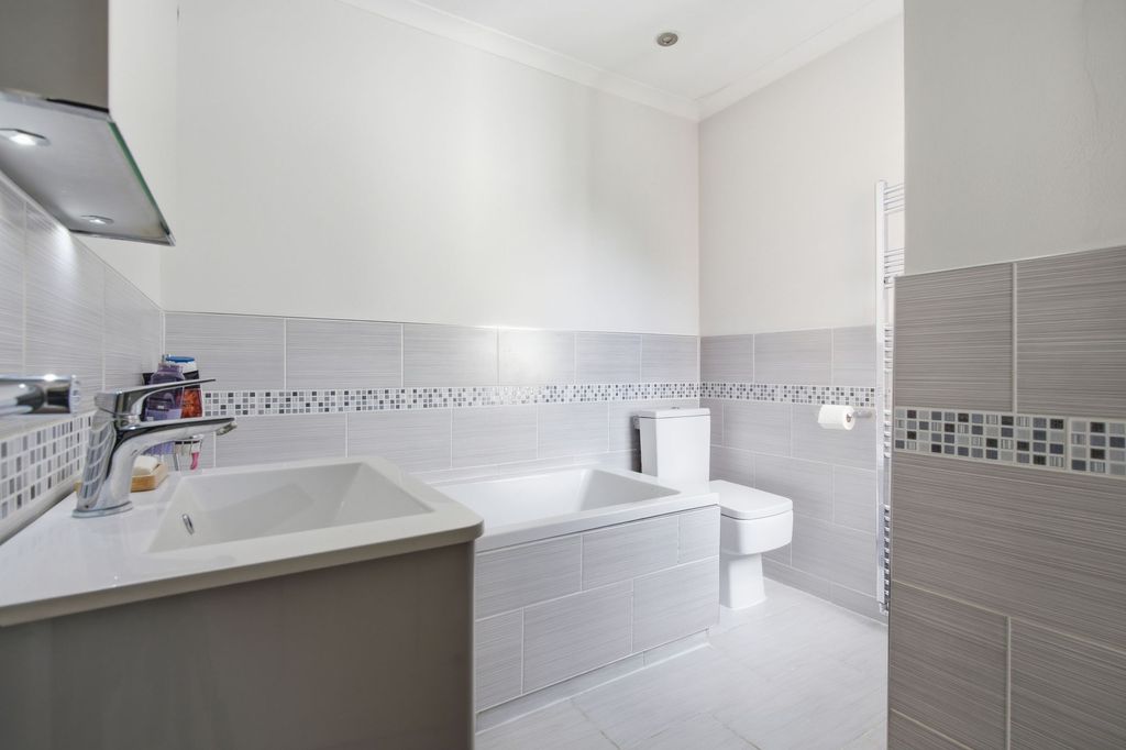 Additional image 8 of 3 bed semi-detached house to rentNew Road, Ascot SL5