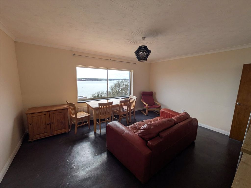Additional image 3 of 2 bed flat to rentFlat 3, Lansdowne Court, Hamilton Terrace, Milford Haven, Pembrokeshire SA73
