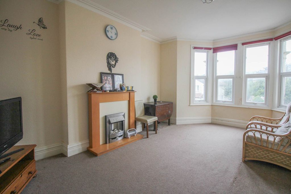 3 bed flat to rentQuantock Road, Southward BS23 photo 2