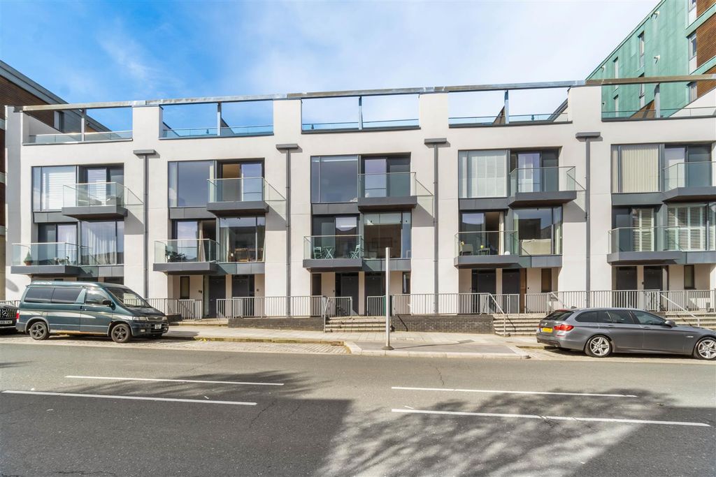 4 bed terraced house to rentMillbay Road, Plymouth PL1