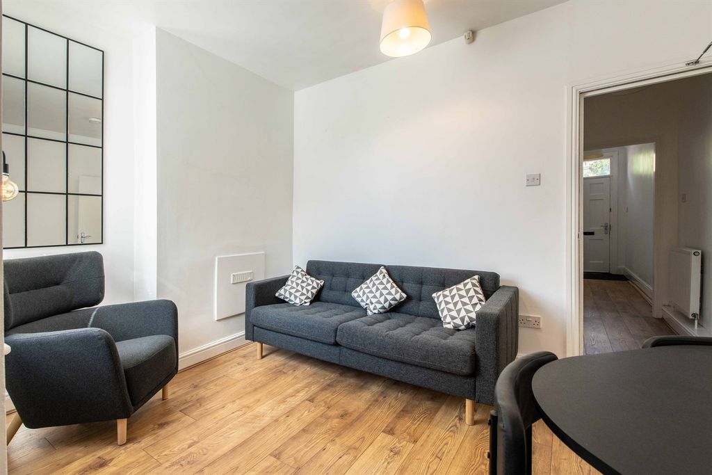 4 bed shared accommodation to rentAlbert Road, Nottingham NG7 photo 3