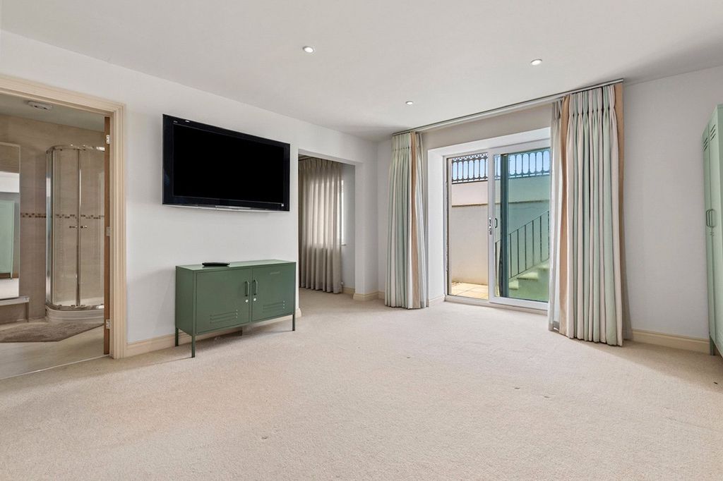 Additional image 23 of 2 bed flat for saleFlat 2 Murray Crescent House, The Rath, Milford Haven, Pembrokeshire SA73