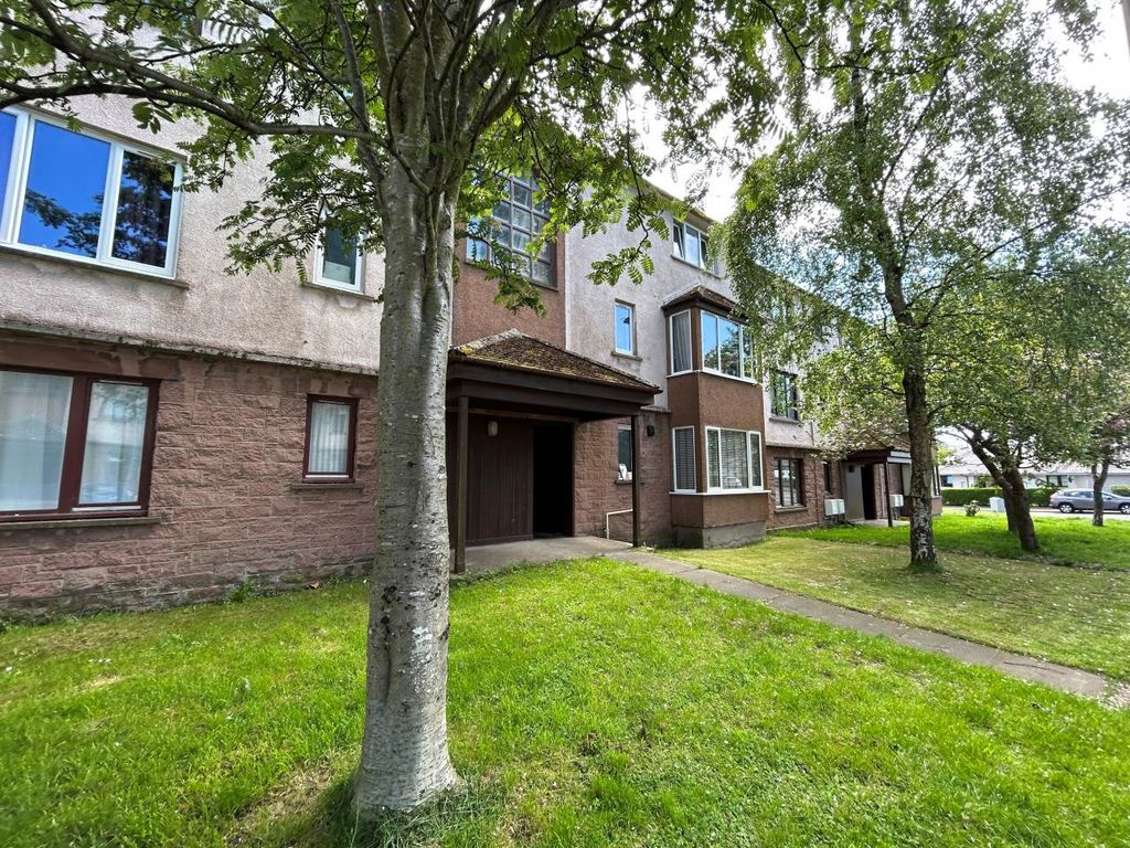 2 bed flat to rent14 Williamson Court, Largo Street DD11