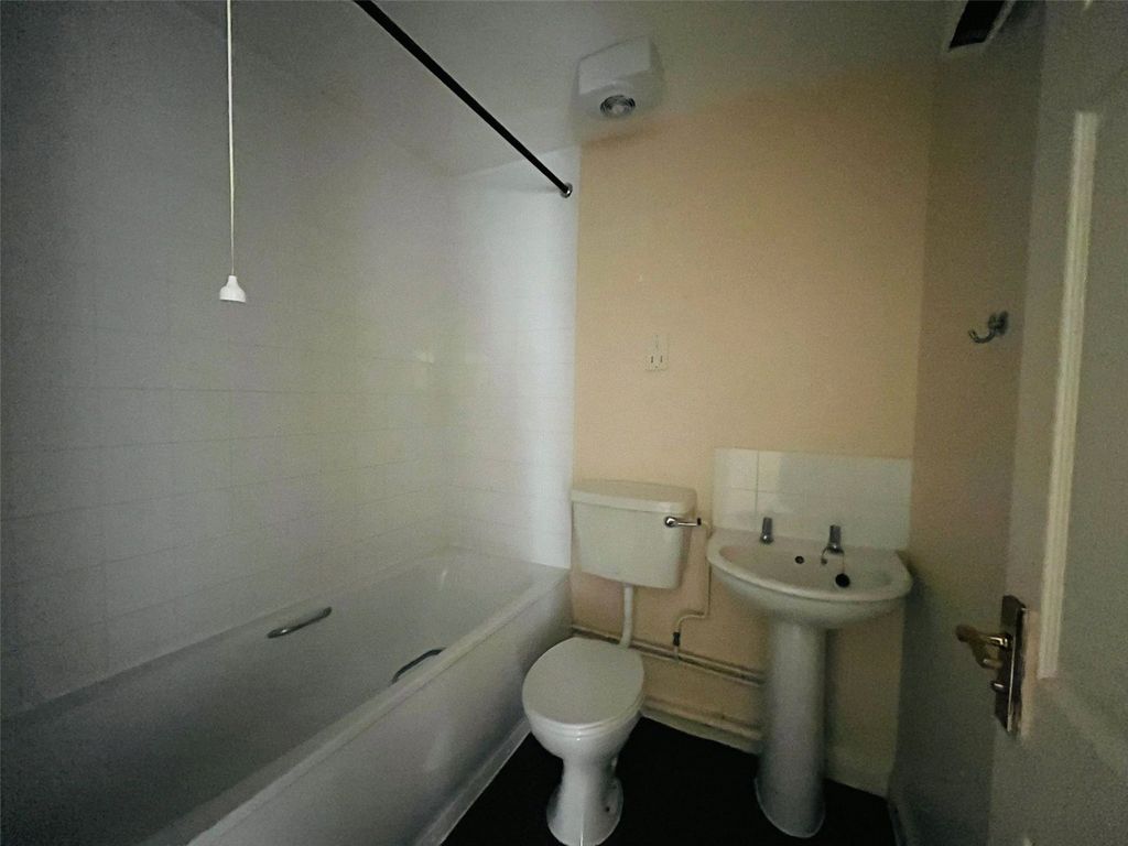 Additional image 6 of 2 bed flat to rentGould Close, Newbury, Berkshire RG14