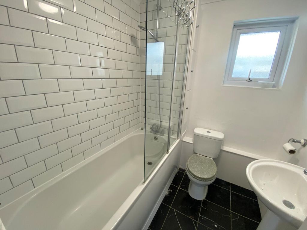 Additional image 8 of 2 bed semi-detached bungalow to rentArthur Moody Drive, Newport PO30