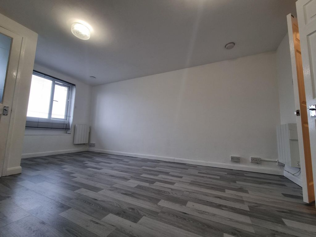 Studio to rentPendalar Stores, Llanfairfechan LL33 photo 3