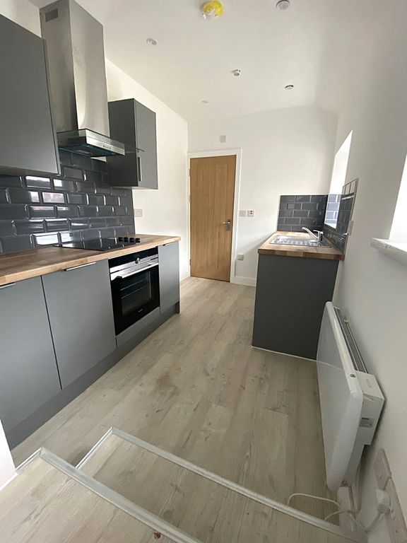 2 bed flat to rentHigh Street, Barry CF62