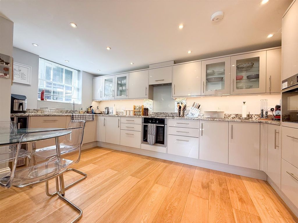 Additional image 2 of 2 bed flat to rentBath Road, Cheltenham GL53