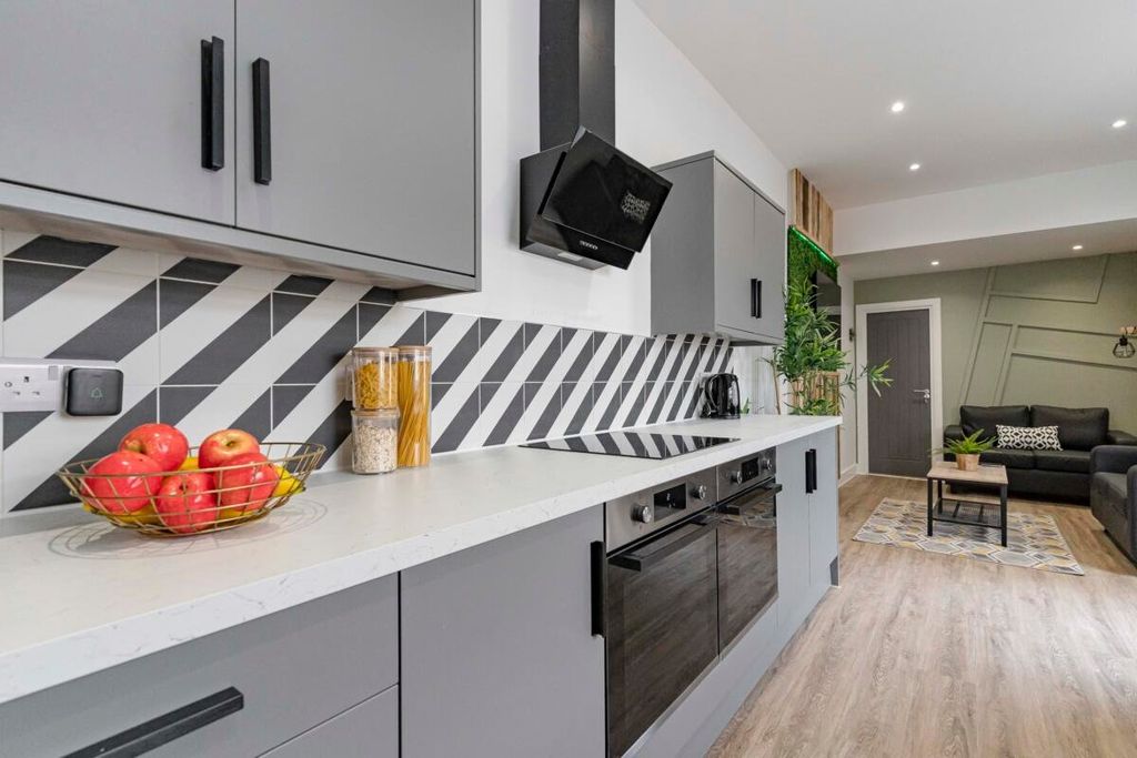 6 bed shared accommodation to rentMontgomerie Road, Southsea, Hampshire PO5 photo 5