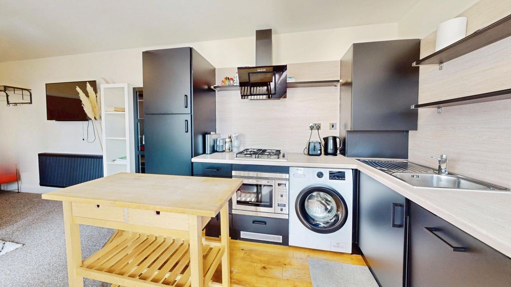 1 bed flat to rentQueens Road, Penarth CF64 photo 4
