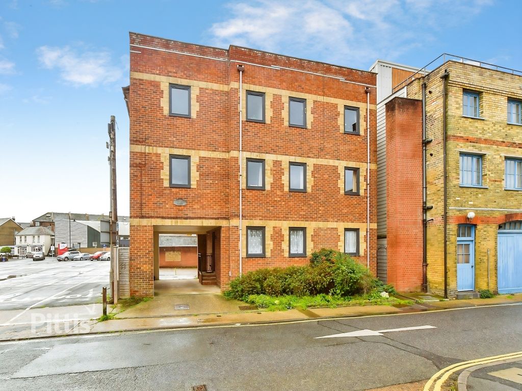 1 bed flat to rentCastle Street, East Cowes PO32