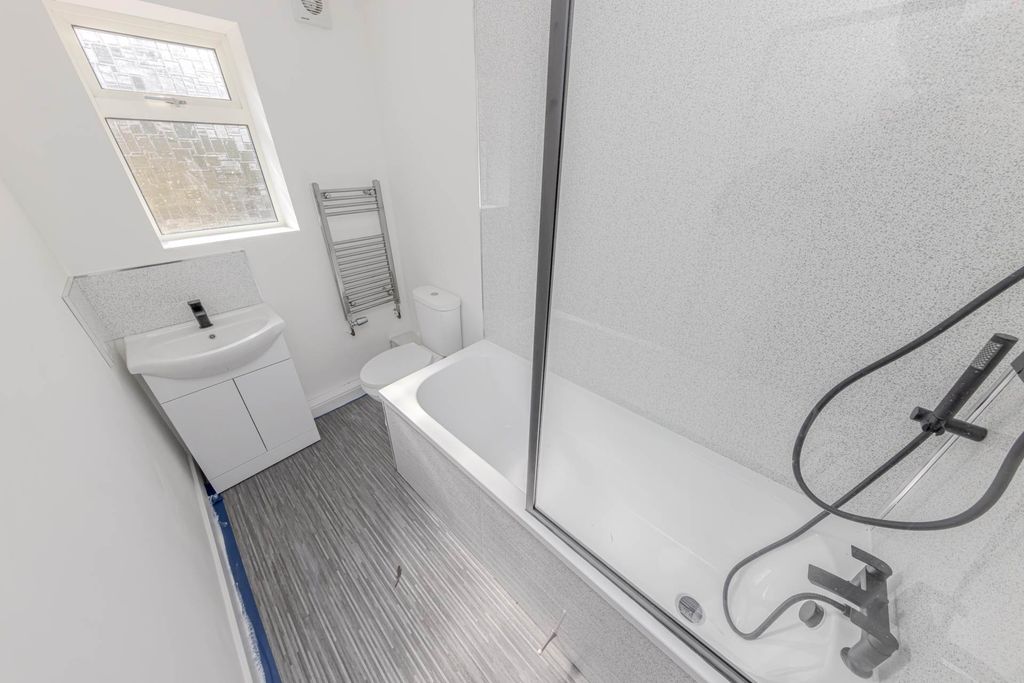 Additional image 8 of 2 bed flat to rentSeabridge Lane, Newcastle Under Lyme ST5