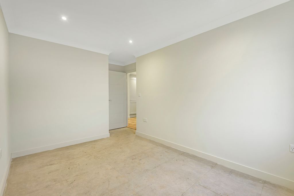 Additional image 5 of 2 bed flat to rentLammas Lane, Esher, Surrey KT10