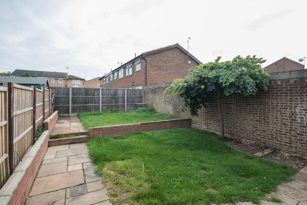 Additional image 3 of 3 bed terraced house to rentPalmers Close, Maidenhead SL6