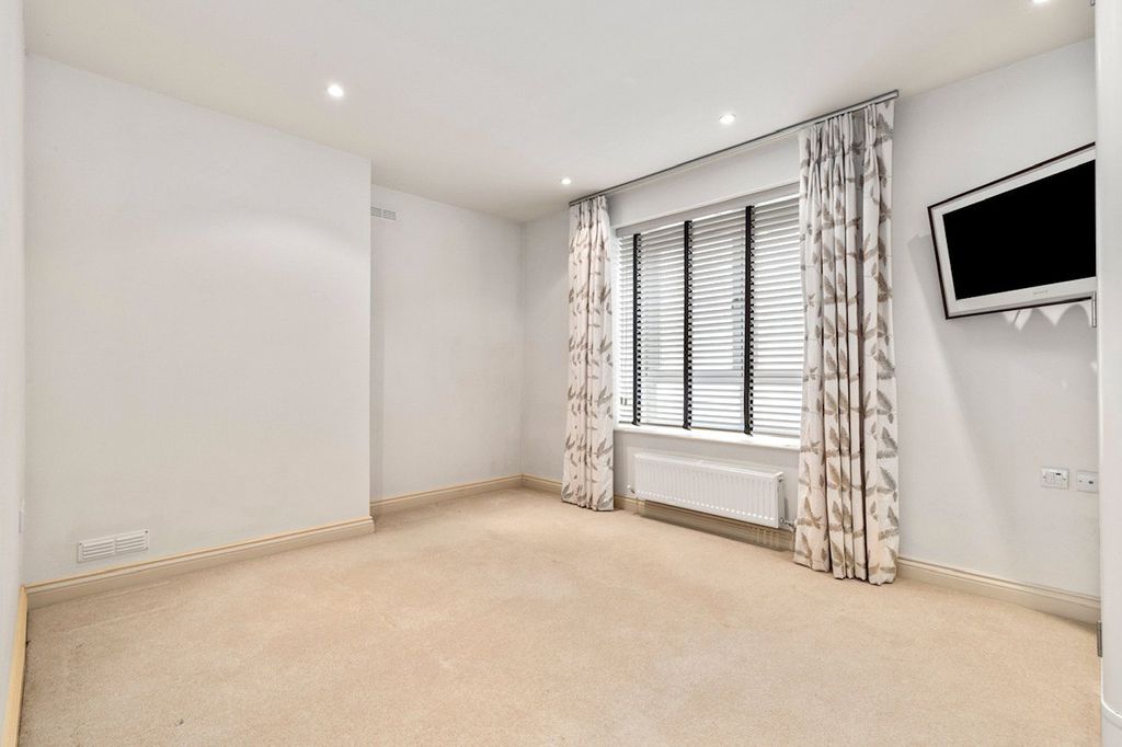 Additional image 18 of 2 bed flat for saleFlat 2 Murray Crescent House, The Rath, Milford Haven, Pembrokeshire SA73