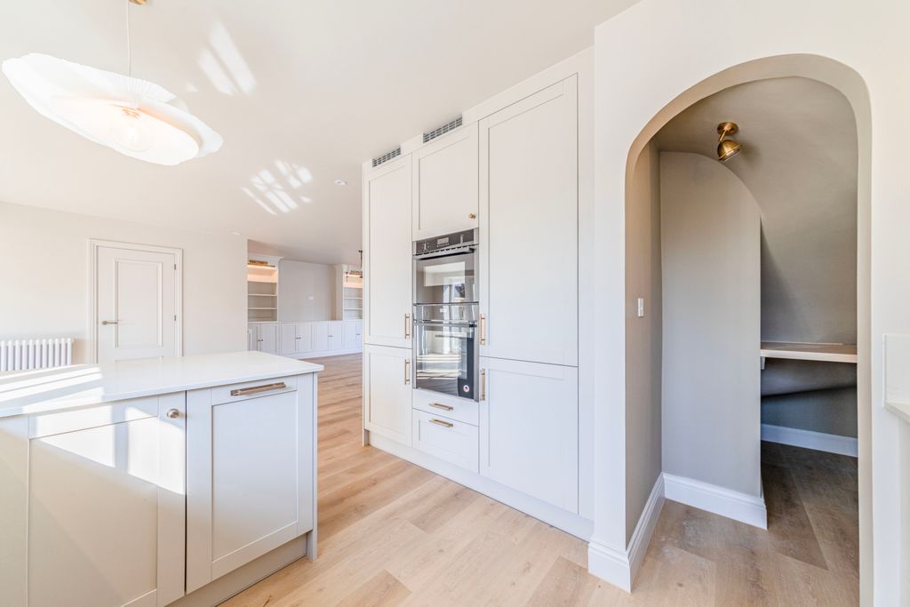 Additional image 4 of 4 bed semi-detached house for saleGreen Lane, Hersham Village, Surrey KT12