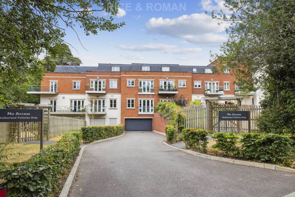 2 bed flat to rentLynwood Village, Sunningdale SL5