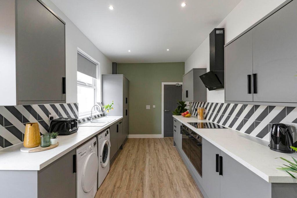 6 bed shared accommodation to rentMontgomerie Road, Southsea, Hampshire PO5 photo 2