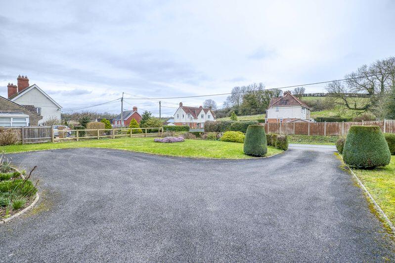 Three bedroom bungalow with attractive garden in Bruton  photo 3