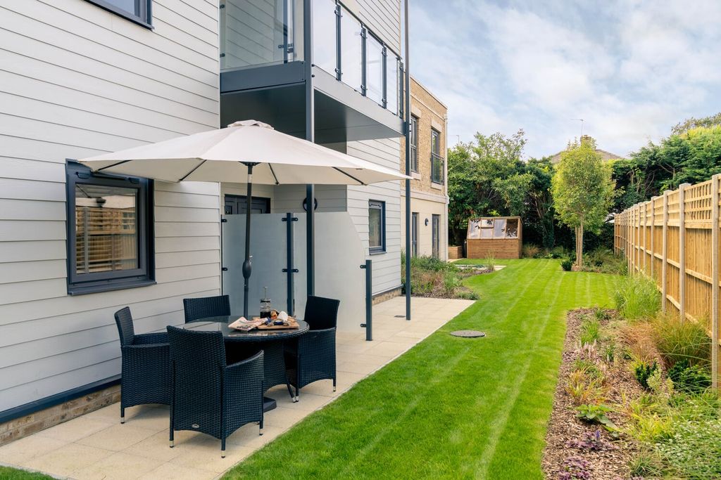 Additional image 9 of 2 bed flat to rentQueens Road, Weybridge KT13