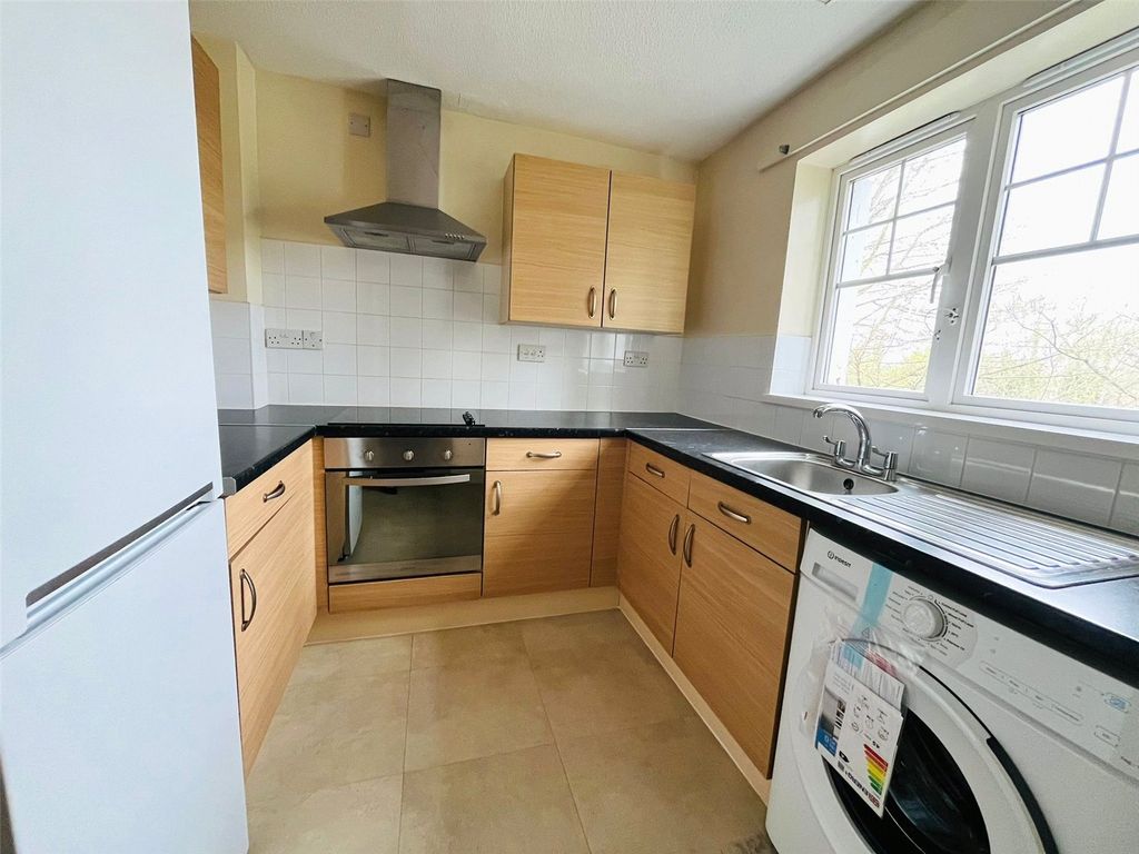 Additional image 4 of 2 bed flat to rentGould Close, Newbury, Berkshire RG14
