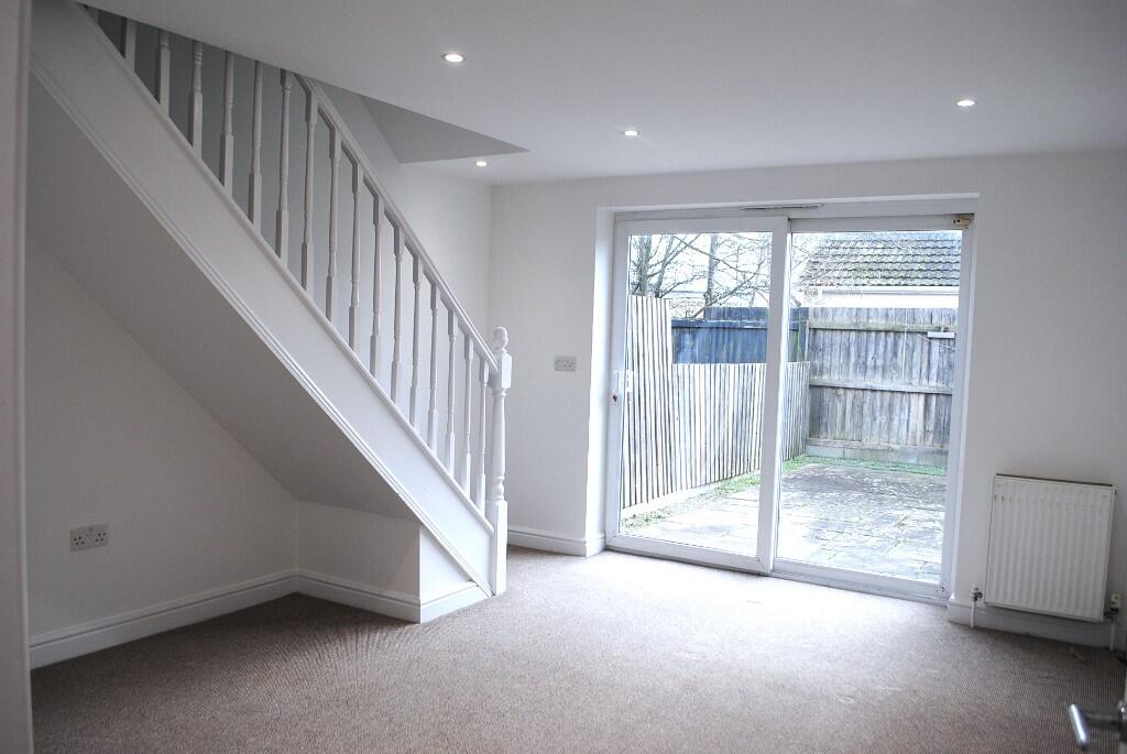 ***very Well Presented 2 Bedroom House With 2 Parking Spaces*** photo 3