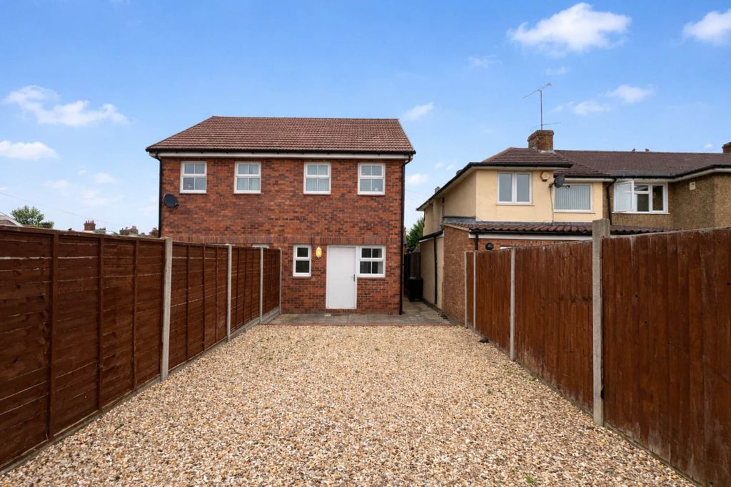 Additional image 11 of 1 bed semi-detached house to rentSomerset Avenue, Luton LU2