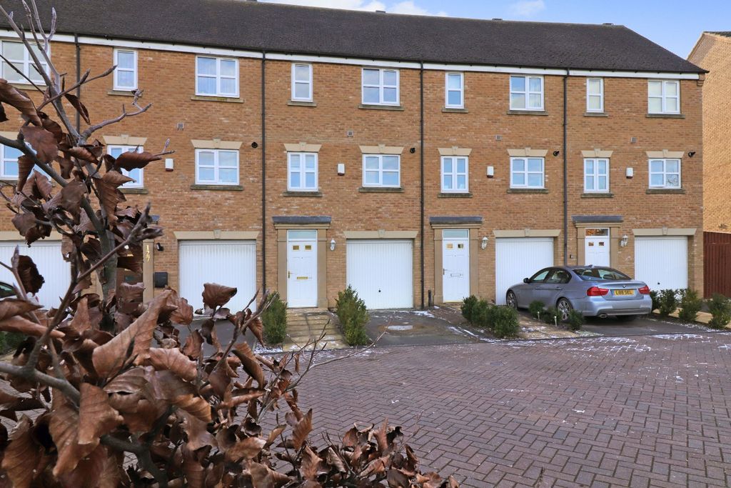 3 bed town house to rentHargate Way, Hampton Hargate, Peterborough PE7