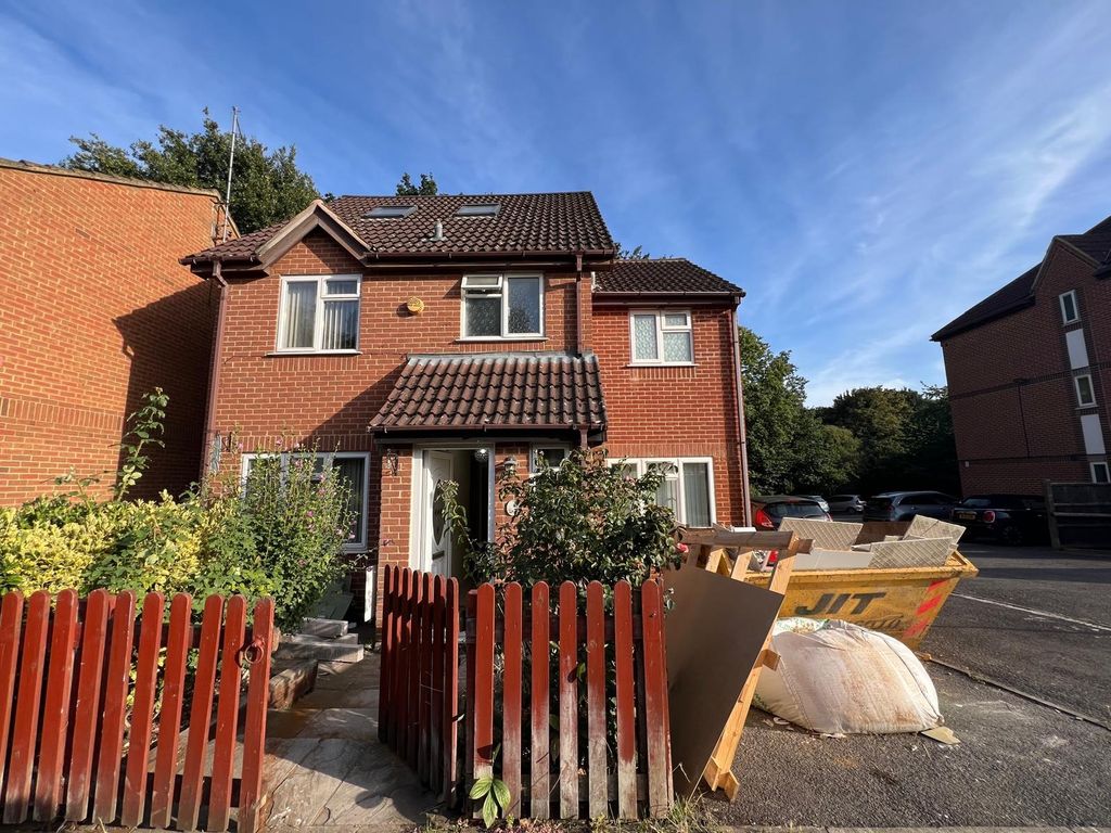 6 bed semi-detached house to rentLittlebrook Avenue, Slough SL2