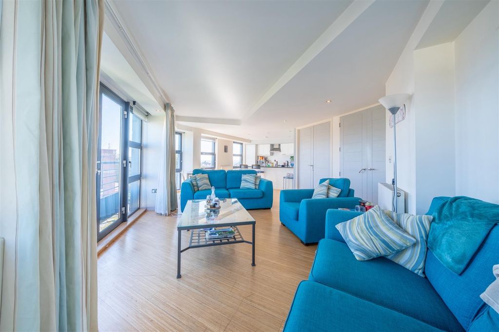 Additional image 3 of 2 bed flat for saleWestern Terrace, The Park NG7