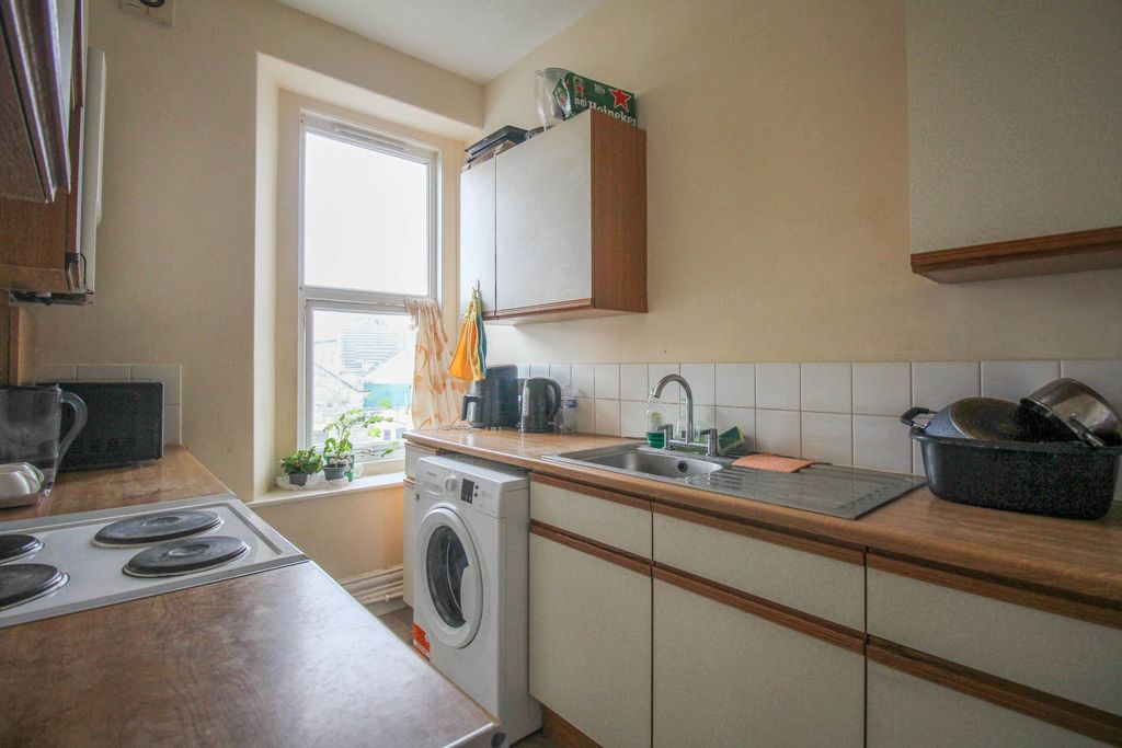 3 bed flat to rentQuantock Road, Southward BS23 photo 3